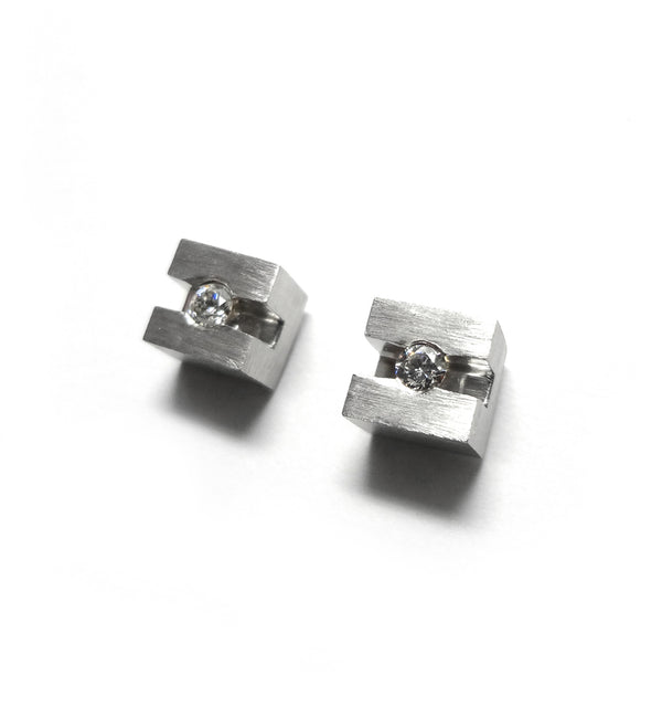 Aretes de moda en plata fina para mujer con piedra zirconia, aretes de plata pequeños con zirconia queretaro, aretes de plata fina con zirconia, joyería de lujo bhagavati.