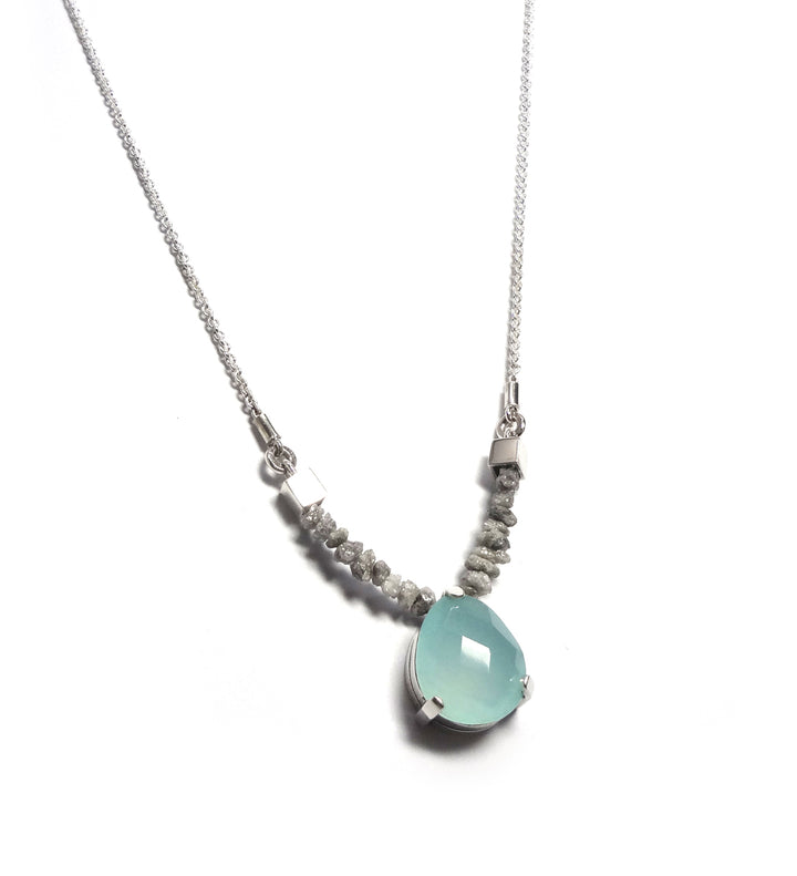 Collares con calcedonia en plata de diseñadores mexicanos, collares en plata con piedras naturales méxico, joyeria de lujo con calcedonia, joyería espiritual bhagavati.